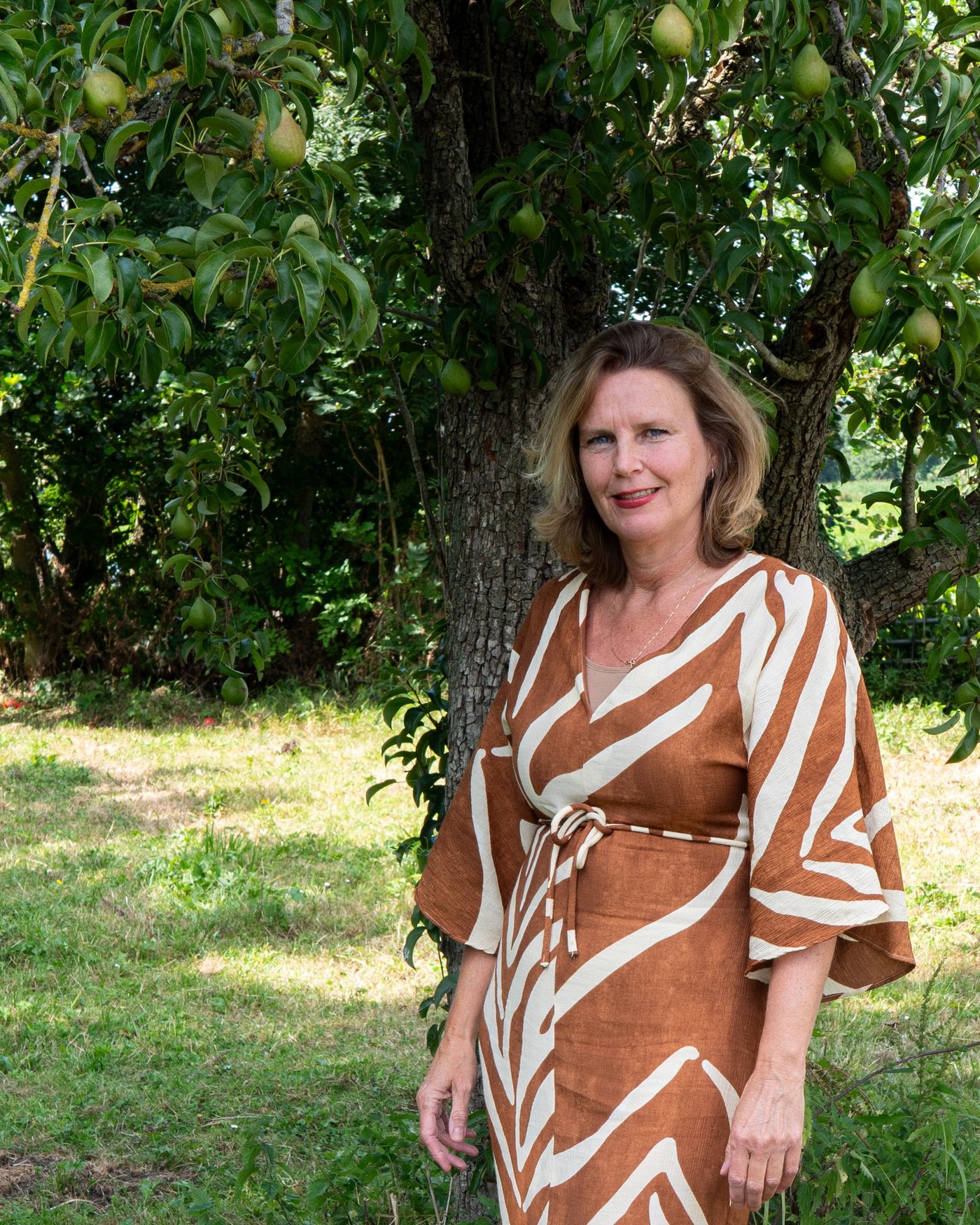 Portret van Romy de Jong-Evengroen onder een perenboom